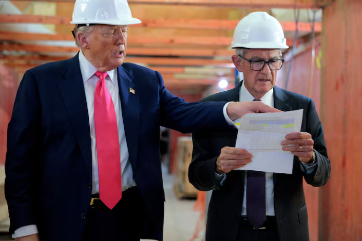 Donald-Trump-và-Powell-đọc-báo-cáo.png