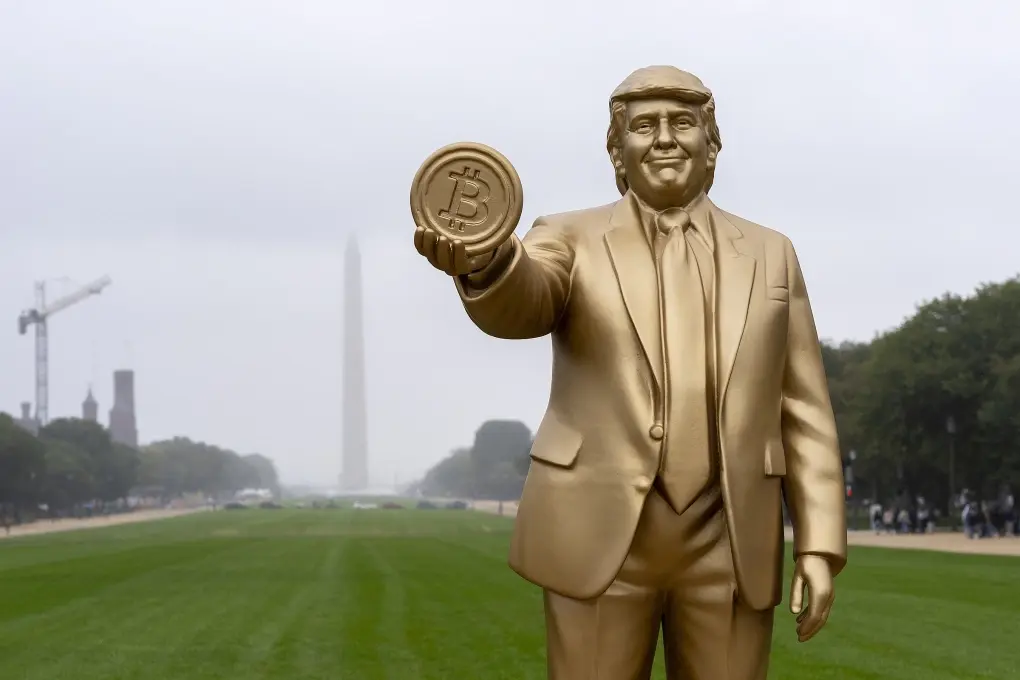 Tượng-vàng-Trump.webp