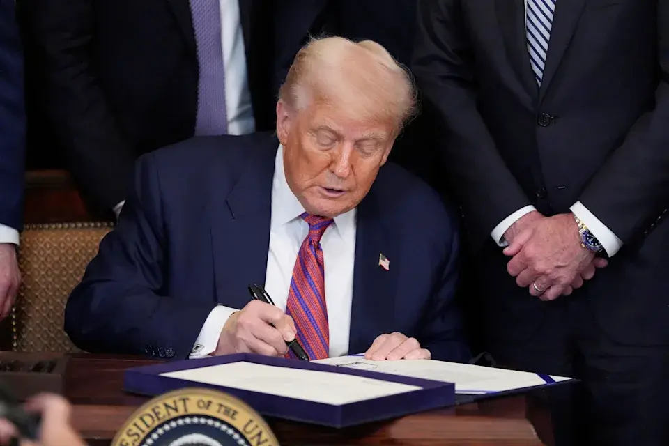 Tổng thống Mỹ Donald Trump ký Đạo luật GENIUS về quản lý stablecoin tại Nhà Trắng, ngày 18:7:2025..webp