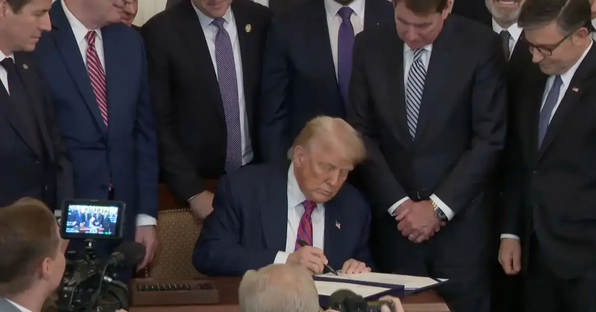 Tổng thống Trump ký kế hoạch 401(k)